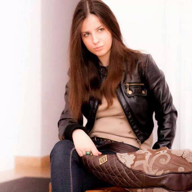 Fanny Kocziszky working on a textile piece